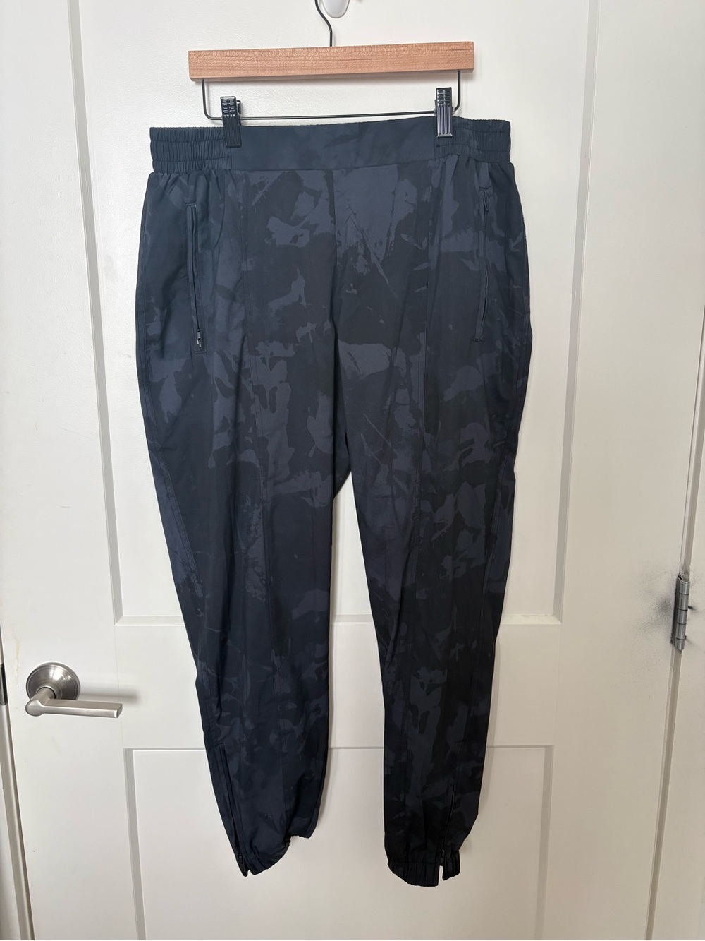 Women’s old navy Black Patterned Jogger Pants